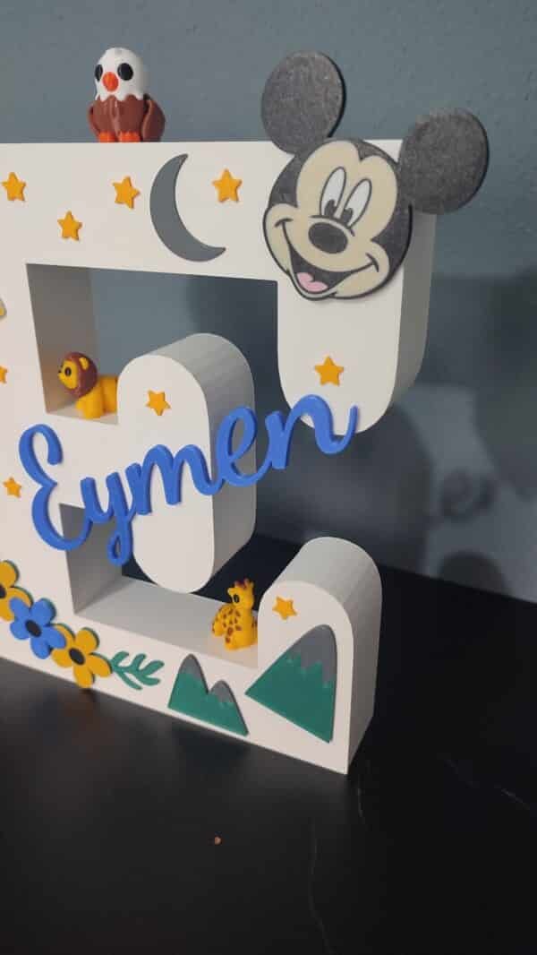 Baş Harf ve İsimli Çocuk Odası Dekor – 3 Hareketli Figürlü 22 cm Dev Boy